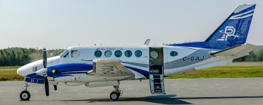 l'avion king air 100 de Propair est stationné sur une piste d'atterrissage et sa porte passager est ouverte