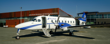 Un avion B1900D de Propair stationné devant l'aéroport de Rouyn-Noranda